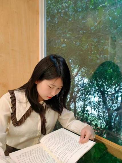 穿白色衣服的人低可信度描述已自动生成